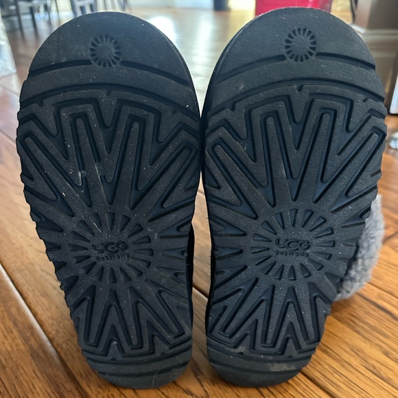Youths Uggs, Size 4, Color: Black Suede with grey fur, fits Women's size 6 - Picture 7 of 7